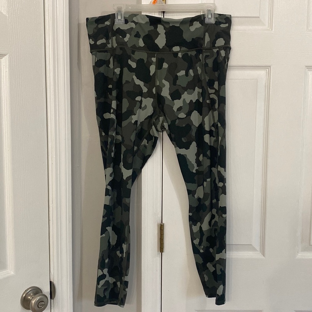 Athleta Lightning Camo 7/8 Tight size XL